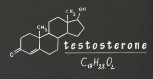 Struttura chimica del testosterone con anelli esagonali e pentagonali, gruppi CH₃ e OH evidenziati, accompagnata dalla scritta “testosterone” e formula molecolare C₁₉H₂₈O₂. 
