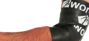 Braccio maschile con fascia elastica nera avvolta sul gomito e parte inferiore del bicipite, con scritte bianche "WODIES" e logo, su sfondo bianco