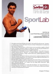 Uomo muscoloso che utilizza il dispositivo Sintesi SK Electrostimulation System per l'allenamento sportivo con elettrodi applicati sul corpo.