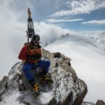 Sulla vetta della montagna innevata Danilo Callegari saluta