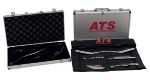 Nella foto si vede un set di strumenti in metallo utilizzati per il massaggio Gua Sha, accuratamente riposti in una custodia imbottita con il logo di Istituto ATS. Gli strumenti hanno forme diverse, progettate per adattarsi a specifiche tecniche di trattamento.