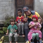 Danilo Callegari insieme ai bambini del sudamerica