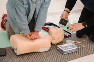 Addestramento al primo soccorso con rianimazione cardiopolmonare e utilizzo del defibrillatore DAE.