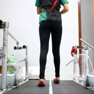 Persona che cammina su un tapis roulant specializzato per l’analisi della deambulazione in contesto riabilitativo o sportivo.