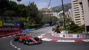 Monoposto di Formula 1 affronta una curva stretta su un circuito cittadino durante una gara automobilistica.